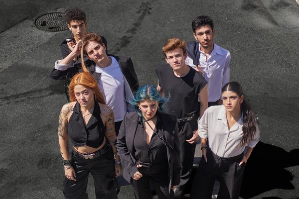 Comment les défilés influencent-ils les tendances actuelles de la mode féminine ?